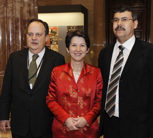 v.li. Joao Soares; Nationalratspräsidentin Mag.a Barbara Prammer und Veranstaltungsteilnehmer
