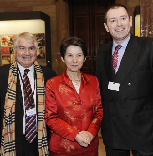 v.li. Claude Cellario; Nationalratspräsidentin Mag.a Barbara Prammer und Veranstaltungsteilnehmer
