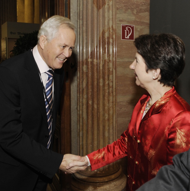 v.li  Ein Veranstaltungsteilnehmer wird von Nationalratspräsidentin Mag.a Barbara Prammer begrüßt.