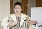 Petra Bayr - Abgeordnete zum Nationalrat am Rednerpult.