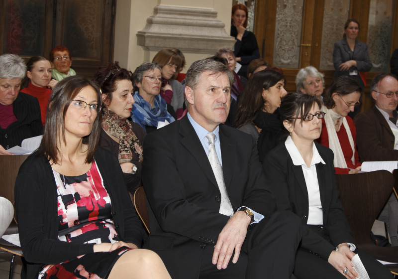 v.li. Elfriede Schachner- vidc; Dr. Walter Posch- Geschaeftsfuehrer des vidc; Mag. Renate Semler- vidc