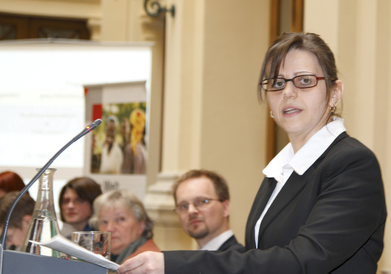 Mag. Renate Semler- vidc am Rednerpult.