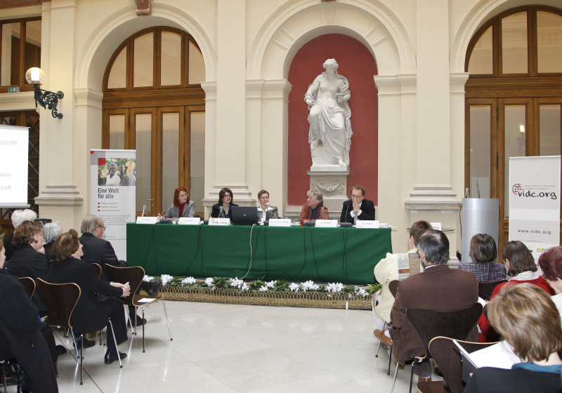 v.li. Dr. Elisabeth Klatzer- Oekonomin- Co-Autorin der Studie, Mag. Katharina Muhr- Oekonomin- Co-Autorin der Studie, Dr. Margit Schratzenstaller - Wirtschaftswissenschaftlerin WIFO, Mascha Madoerin  MA- Volkswirtschaftlerin Schweiz, Mag. Klaus Steiner- Bundesministerium für europäische und internationale Angelegenheiten (BMeiA)