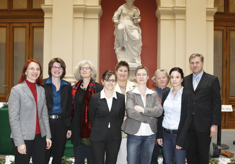 v.li. Dr. Elisabeth Klatzer - Oekonomin- Co-Autorin der Studie; Mag. Katharina Muhr- Oekonomin- Co-Autorin der Studie; Veranstaltungsteilnehmerin; Mag. Renate Semler- vidc; Petra Bayr- Abgeordnete zum Nationalrat; Dr. Margit Schratzenstaller- Wirtschaftswissenschaftlerin- WIFO; Mascha Madoerin- MA Volkswirtschaftlerin Schweiz;  Veranstaltungsteilnehmerin; Dr. Walter Posch- Geschaeftsfuehrer des vidc