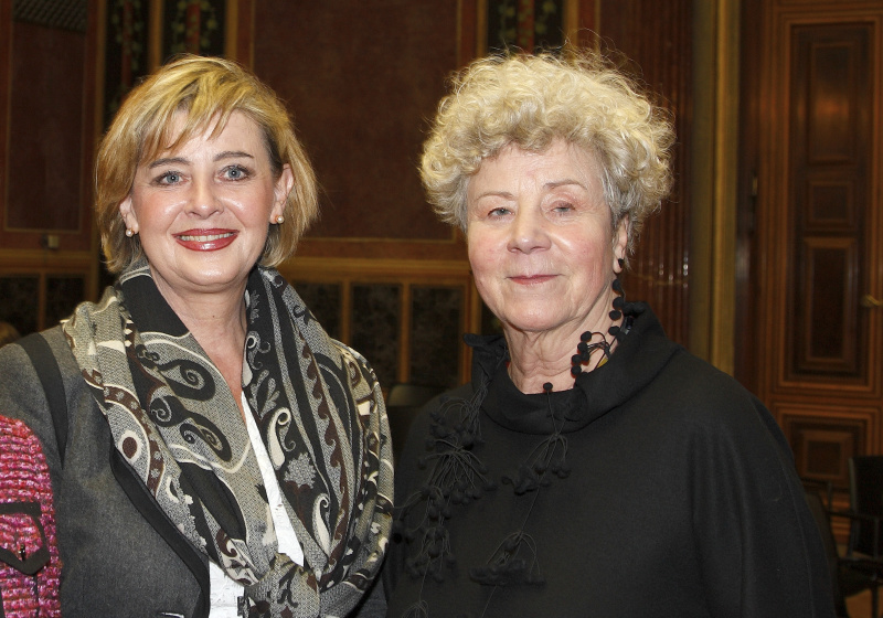 v.li. Dr. Christa Steinle - Direktorin der Neuen Galerie in Graz und Grita Insam