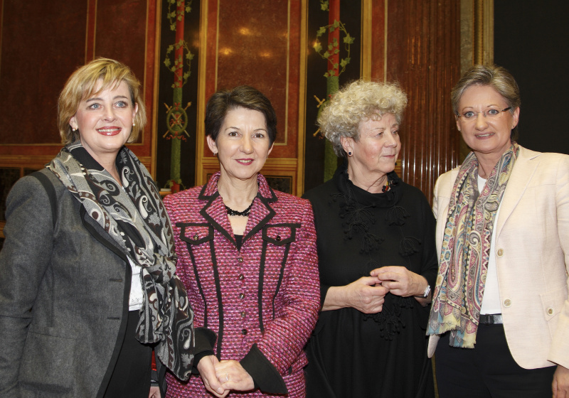 v.li. Dr. Christa Steinle - Direktorin der Neuen Galerie in Graz, Mag. Barbara Prammer - Praesidentin des Nationalrates, Dr. Claudia Schmied - Bundesministerin fuer Unterricht, Kunst und Kultur