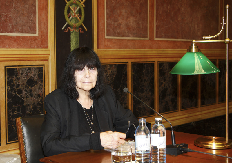 Friederike Mayroecker - Schriftstellerin bei ihrem Vortrag.