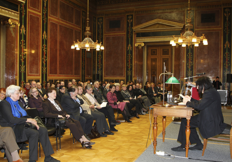 Friederike Mayroecker - Schriftstellerin am Podium.