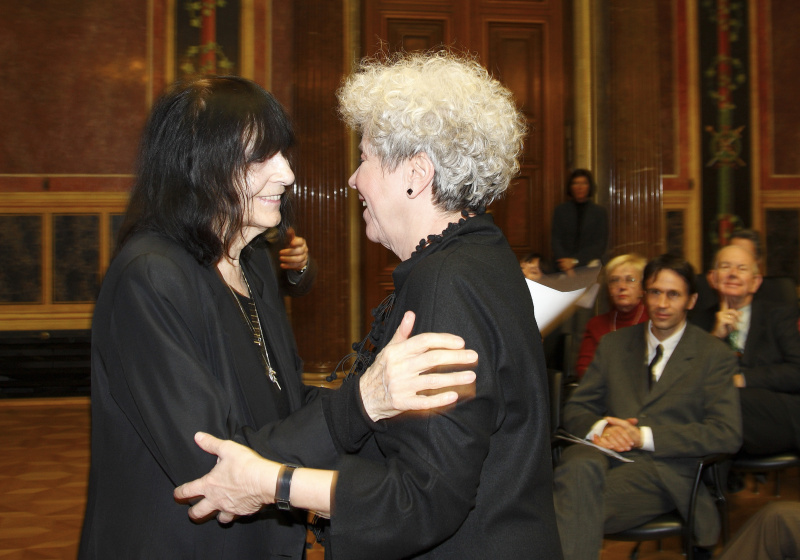 v.li. Friederike Mayroecker - Schriftstellerin und Grita Insam