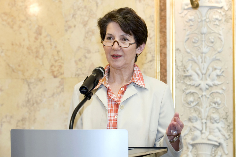 Barbara Prammer - Praesidentin des Nationalrates am Rednerpult