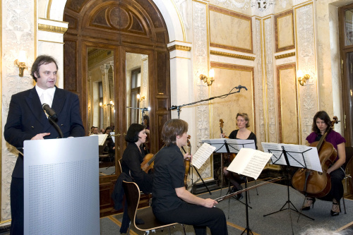 Richard Steurer (L), Musikwissenschafter, stellt das Koehne Quartett (Streichquartett) vor.