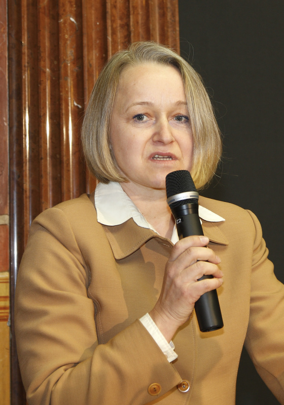 Mag. Anna Hauer - Schauspielerin und Autorin mit Mikrofon.