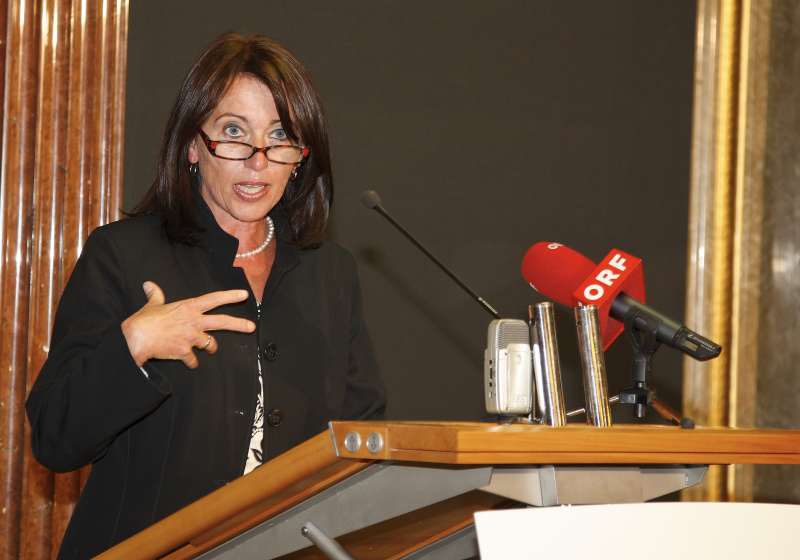Univ.Prof.in Mag. Dr. Gabriella Hauch - Universitaet Linz am Rednerpult.