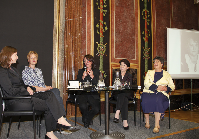 v.li. Mag. Sibylle Hamann - Journalistin und Autorin, Mag.Sandra Konstatzky - Anwaeltin für die Gleichbehandlung von Frauen und Maennern in der Arbeitswelt bei der Gleichbehandlungsanwaltschaft und Vorsitzende des Vereins oesterreichischer Juristinnen, Univ.Prof.in Mag. Dr. Gabriella Hauch - Universitaet Linz, Mag. Barbara Prammer - Praesidentin des Nationalrates, und  Dkff. Wilhelmine Goldmann -  Vorstandsdirektorin des ÖBB-Personenverkehrs