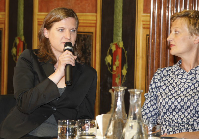 v.li. Mag. Sandra Konstatzky  und  Mag. Sibylle Hamann - Journalistin und Autorin