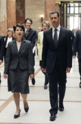 Links Nationalratspräsidentin Mag.a Barbara Prammer und Bashar Al-Assad durchschreiten die Säulenhalle.