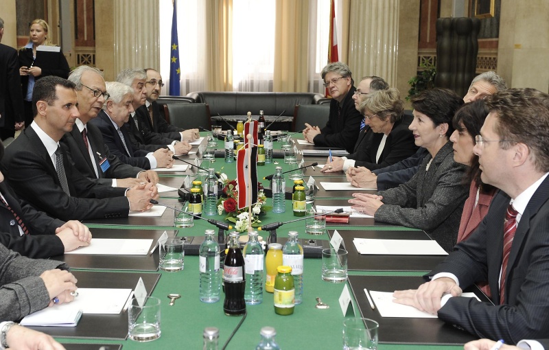 Links die syrische Delegation mit Bashar Al-Assad (erster v. li.). Rechts die österreichischen Vertreter mit Herbert Scheibner, Veranstaltungsteilnehmerin, Barbara Prammer, Josef Cap,Veranstaltungsteilnehmerin, Peter Fichtenbauer und Stefan Schennach.