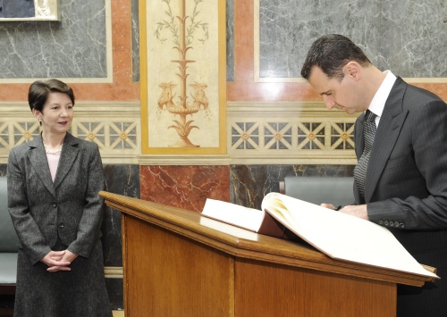 Bashar Al-Assad beim Eintrag ins Gästebuch. Links Nationalratspräsidentin Mag.a Barbara Prammer.