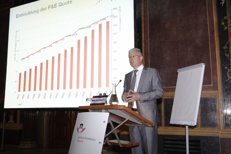 Dr. Klaus Pseiner, Geschaeftsfuehrer der Österreichischen Forschungsfoerderungsgesellschaft bei seinem Vortrag