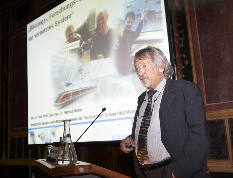 em. o. Univ.-Prof. Dipl.-Ing. Dr. Helmut Detter, Institut fuer Sensor- und Aktuatorsysteme der Technischen Universitaet Wien bei seinem Vortrag
