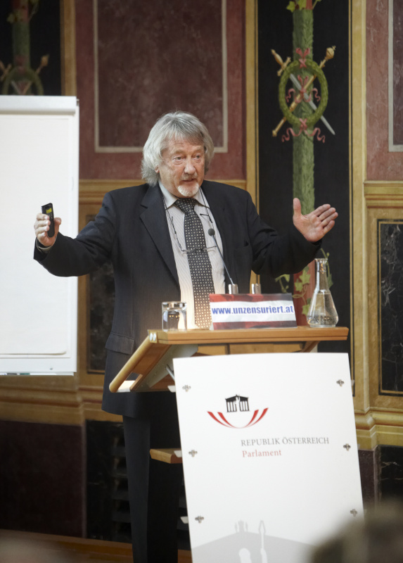 em. o. Univ.-Prof. Dipl.-Ing. Dr. Helmut Detter, Institut fuer Sensor- und Aktuatorsysteme der Technischen Universitaet Wien bei seinem Vortrag