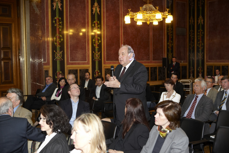 Rektor O.Univ.Prof. Dipl.Ing. Dr. Peter Skalicky bei der Diskussion