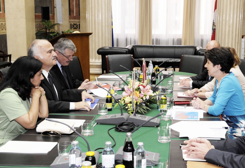 Auf der li.Seite der jordanische Besuch mit Prinz El Hassan bin Talal von Jordanien(Mitte). Re Seite Nationalratspräsidentin Mag. Barbara Prammer (Mitte).