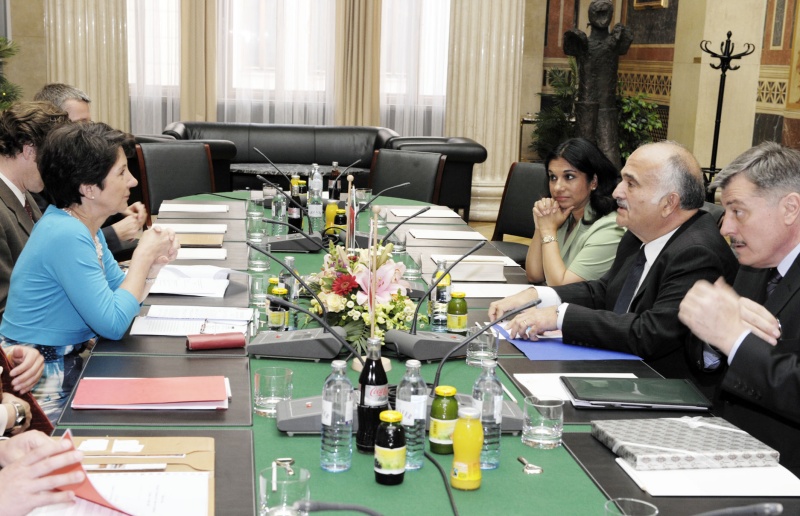 v.li Nationalratspräsidentin Mag. Barbara Prammer, Helfried Carl und Martin Wasser - Parlamentsdirektion. Auf der re. Seite der jordanische Besuch mit Prinz El Hassan bin Talal von Jordanien(Mitte).