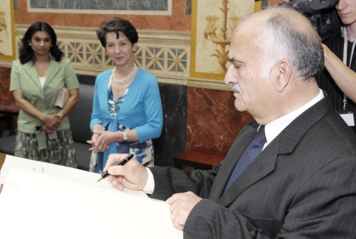 v.li Prinz El Hassan bin Talal von Jordanien beim Eintrag ins Gästebuch und Nationalratspräsidentin Mag. Barbara Prammerim Hontergrund (mitte).