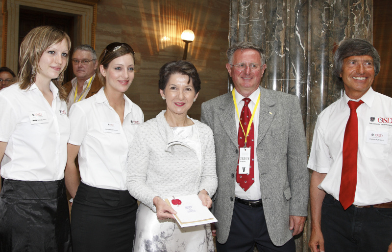 Dritte v.li. Mag. Barbara Prammer - Praesidentin des Nationalrates und OESD Mitarbeiter