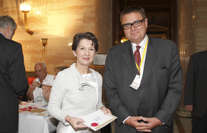 v.li. Mag. Barbara Prammer - Praesidentin des Nationalrates und OESD Mitarbeiter