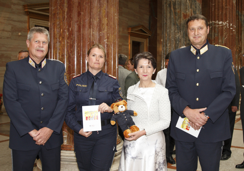 Dritte v.li. Mag. Barbara Prammer - Praesidentin des Nationalrates mit Veranstaltungsteilnehmern der Polizei