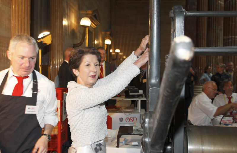 Mag. Barbara Prammer - Praesidentin des Nationalrates an der Druckpresse