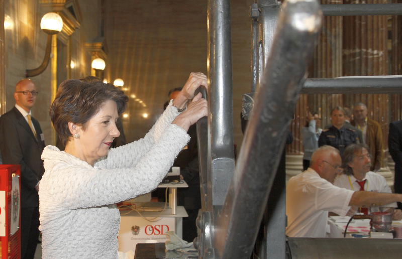 Mag. Barbara Prammer - Praesidentin des Nationalrates an der Druckpresse