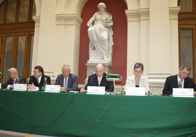 v.li. Hannes Swoboda -  Mitglied des Europaeischen Parlaments (SPOE), Dr. Paul Ruebig, Mitglied des Europaeischen Parlaments (OEVP) Dr. Hans-Peter Martin, Reg.Rat Anton Salesny - Programmkoordinator, Mag.  Ulrike Lunacek - Abg. z. NR und stv. Klubobfrau (Gruene) und Mag. Ewald Stadler - Abgeordneter zum Nationalrat (BZOE)