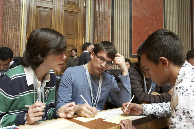 Jugendliche in den Sitzreihen