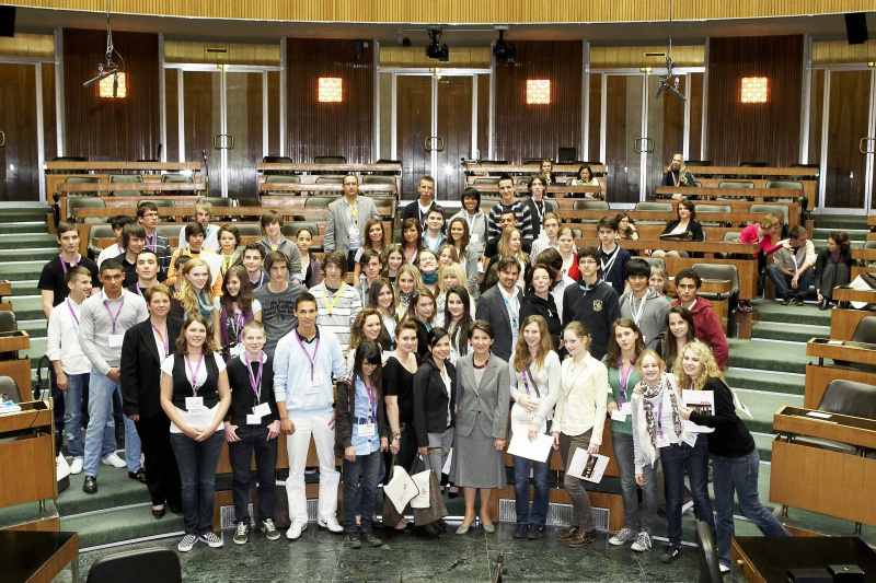 Gruppenaufnahme aller Klassen, Betreuer und Berater mit  NR Praesidentin Mag. Barbara Prammer in der Mitte.