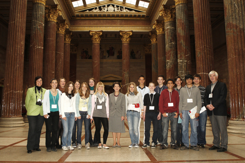 Gruppenfoto der Klasse BG 13 Fichtnergasse mit NR Praesidentin Mag. Barbara Prammer in ihrer Mitte.