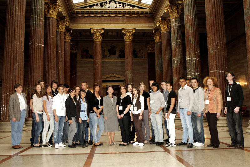 Gruppenfoto der Klasse HAK III mit NR Praesidentin Mag. Barbara Prammer in ihrer Mitte.