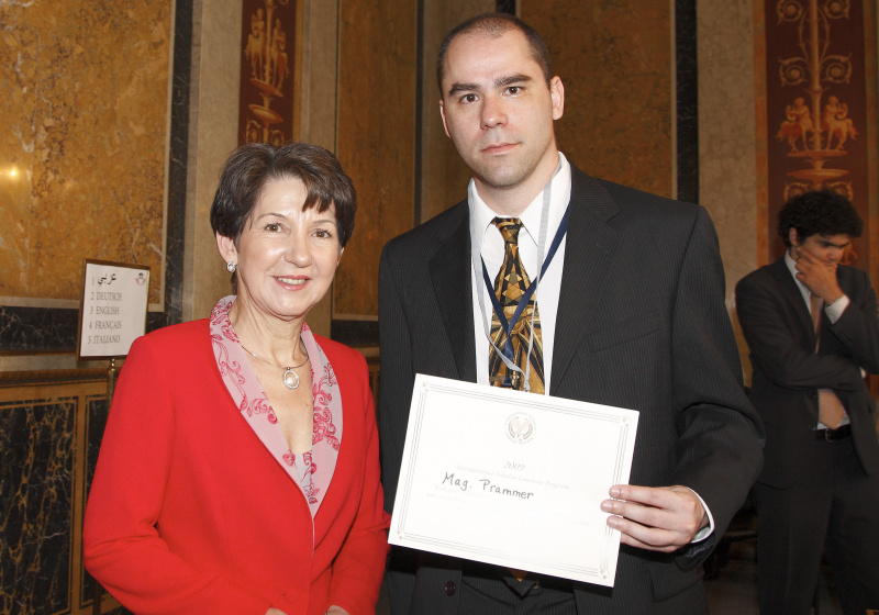 Mag. Barbara Prammer - Praesidentin des Nationalrates und ein Teilnehmer des International Scholar Laureate Program