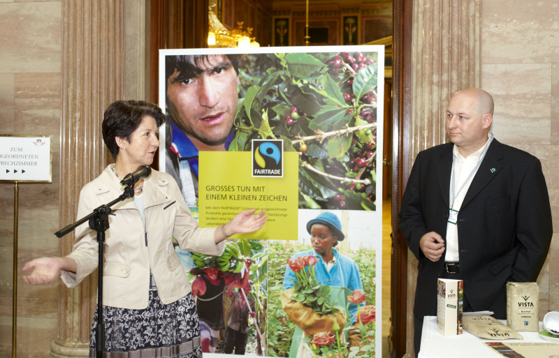 Praesidentin Mag.a Barbara Prammer und Fair-Trade Geschaeftsfuehrer Mag. Hartwig Kirner (R) am Rednerpult.