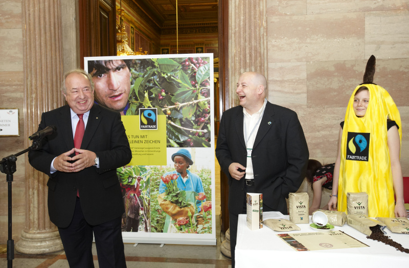 Zweiter Nationalsratspraesident Fritz Neugebauer (L) am Rednerpult und Fair-Trade Geschaeftsfuehrer Mag. Hartwig Kirner (R).