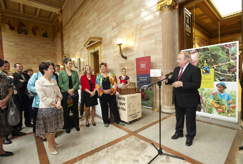Zweiter Nationalratspraesident Fritz Neugebauer (R) am Rednerpult, Zuhoererin Praesidentin Mag.a Barbara Prammer (L) und andere VeranstaltungsteilnehmerInnen.