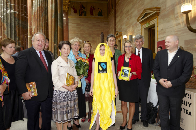 Gruppenbild mit dem Zweitem Nationalratspraesidenten Fritz Neugebauer (2.v.li.), Praesidentin Mag.a Barbara Prammer( 3.v.li.), Fair-Trade Geschaeftsfuehrer Mag. Hartwig Kirner (R) und anderen VeranstaltungsteilnehmerInnen.