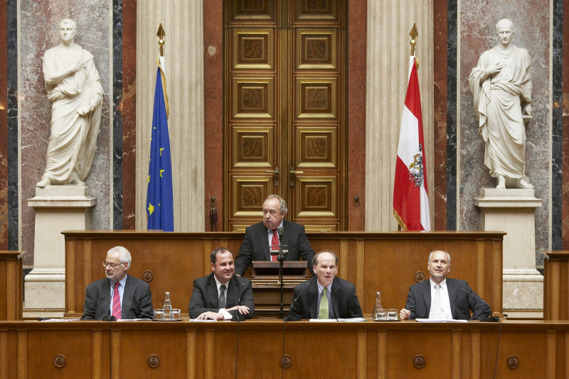 2.NR Praesident Fritz Neugebauer, in der Mitte, begruesst die Besucher der Veranstaltung. Am Podium von links: Dr.Erhard Busek, Finanzminister und Vizekanzler Dipl.Ing. Josef Proell, Dr. Ambros Kindel APA, Dr. Valentin Inzko.