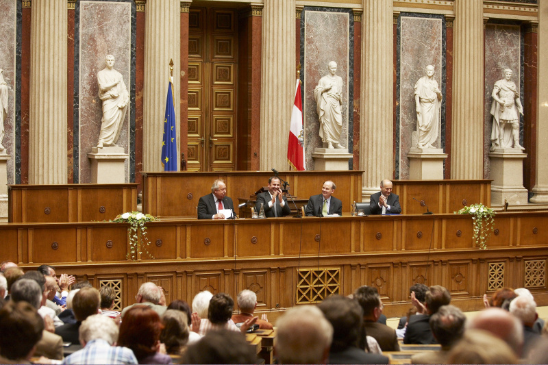 Am Podium von links: 2.NR Praesident Fritz Neugebauer, Finanzminister und Vizekanzler Dipl.Ing. Josef Proell, Dr. Ambros Kindel APA, Dr. Valentin Inzko.