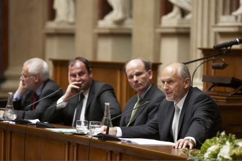 Am Podium von links: Dr.Erhard Busek, Finanzminister und Vizekanzler Dipl.Ing. Josef Proell, Dr. Ambros Kindel APA, Dr. Valentin Inzko.