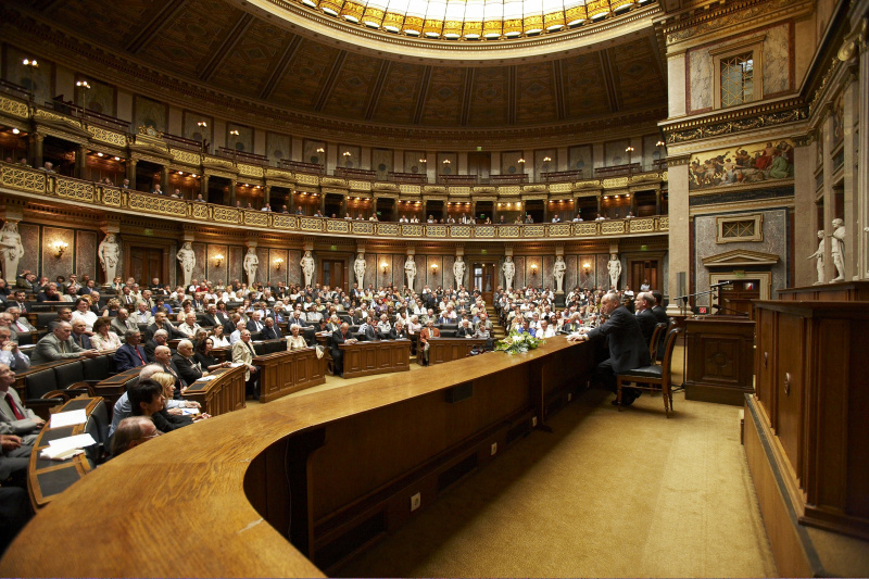 Uebersicht Podium und Publikum.