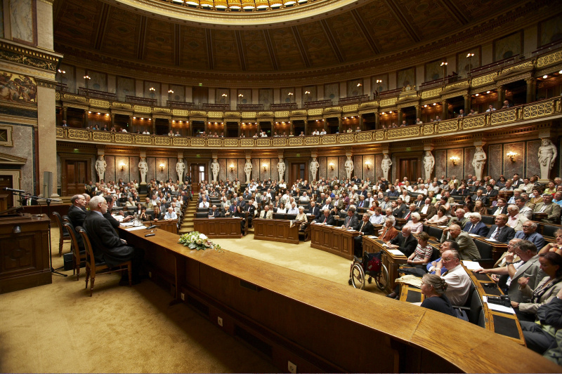 Uebersicht Podium und Publikum.