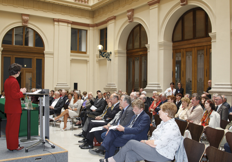 Mag. Barbara Prammer - Praesidentin des Nationalrates am Rednerpult.